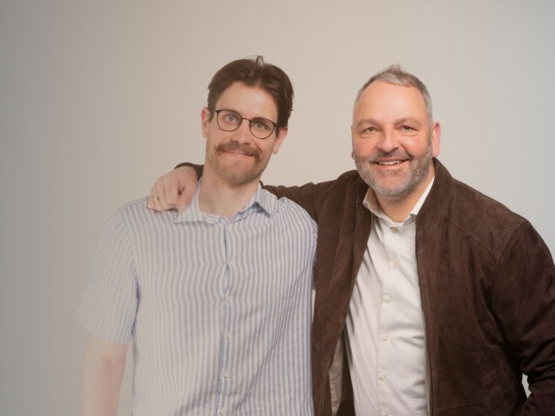 Mitarbeiter und Führungskraft von Procurion im persönlichen Teamfoto für moderne Unternehmenskultur und digitale Beratung.