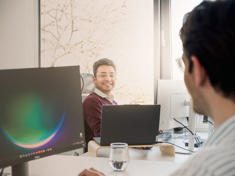 Mitarbeiter von Procurion im Austausch am Arbeitsplatz – Einblick in den Arbeitsalltag und die Karriere im Bereich eProcurement und digitale Beschaffung.